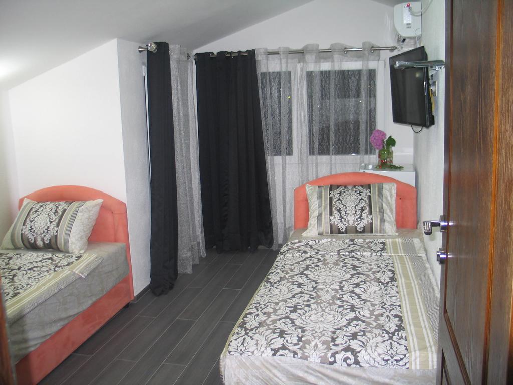 Guest House Dena Добра-Вода Экстерьер фото